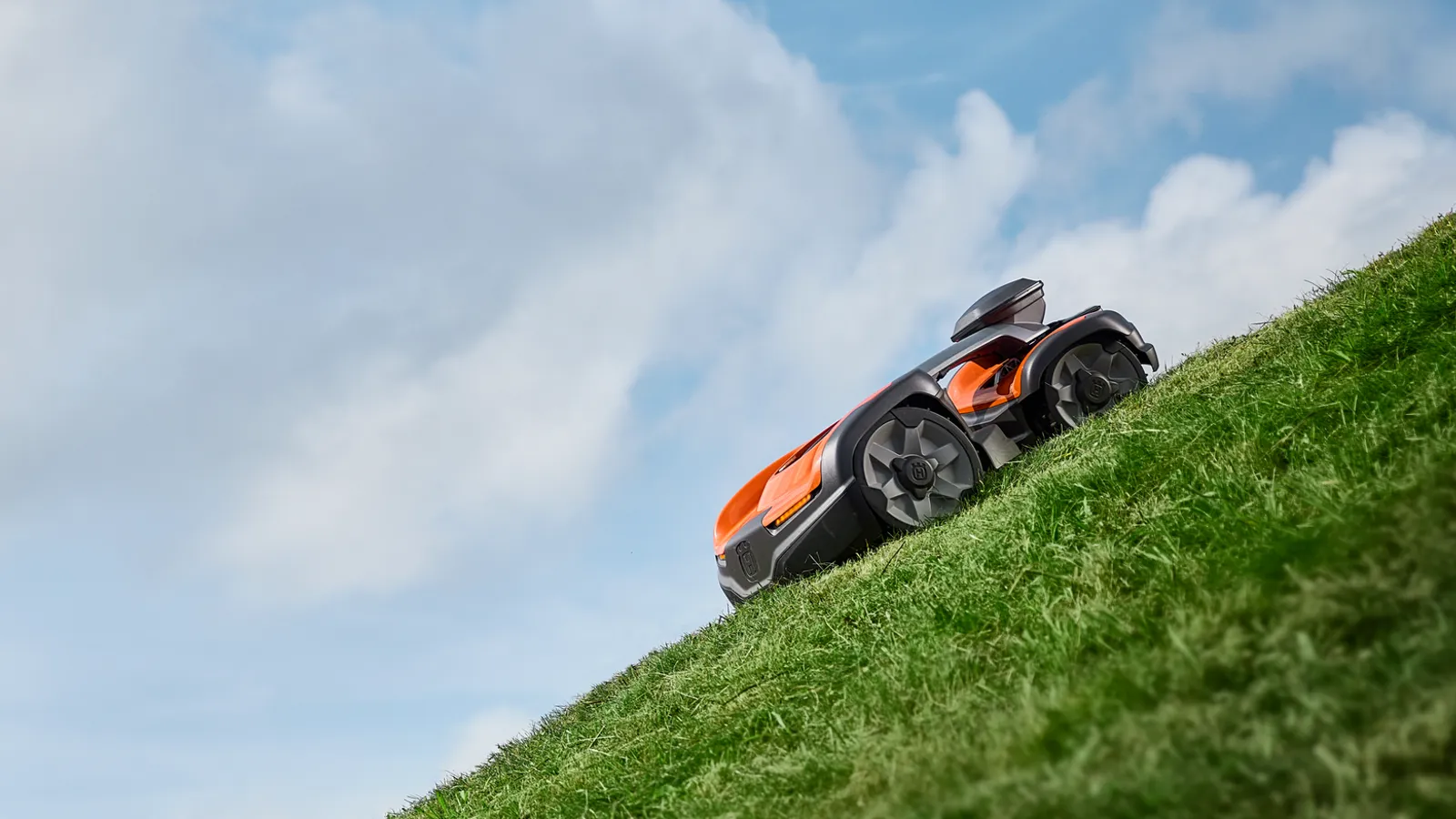 Повнопривідний робот Husqvarna Automower косить на крутому схилі