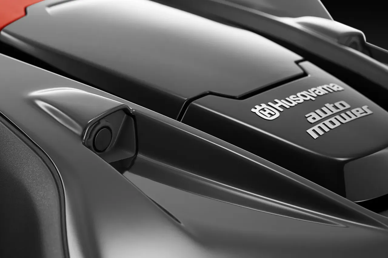 Вид крупним планом газонокосарки Husqvarna Automower, що демонструє її елегантний дизайн і фірмовий стиль.